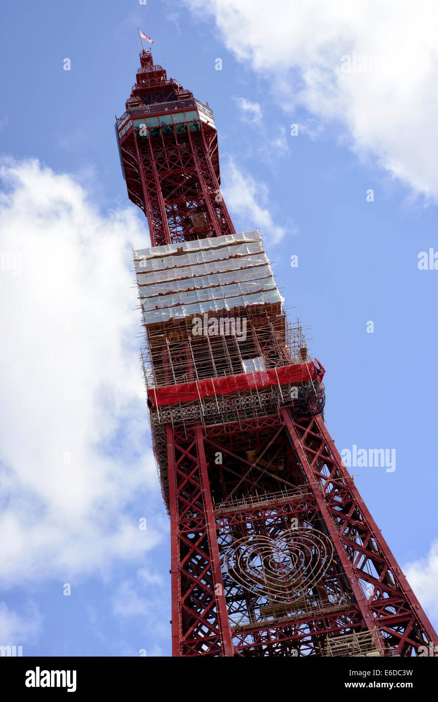 La Blackpool Tower in Lancashire, Inghilterra visto dal lungomare e con evidenza di manutenzione Foto Stock