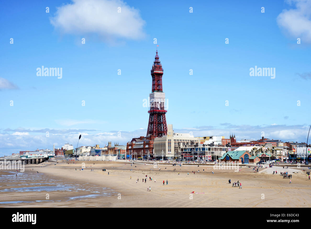 La Blackpool Tower in Lancashire, Inghilterra vista lungo la spiaggia dal molo centrale Foto Stock