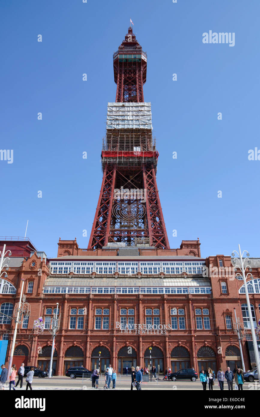 La Blackpool Tower in Lancashire, Inghilterra visto dal lungomare e con evidenza di manutenzione Foto Stock