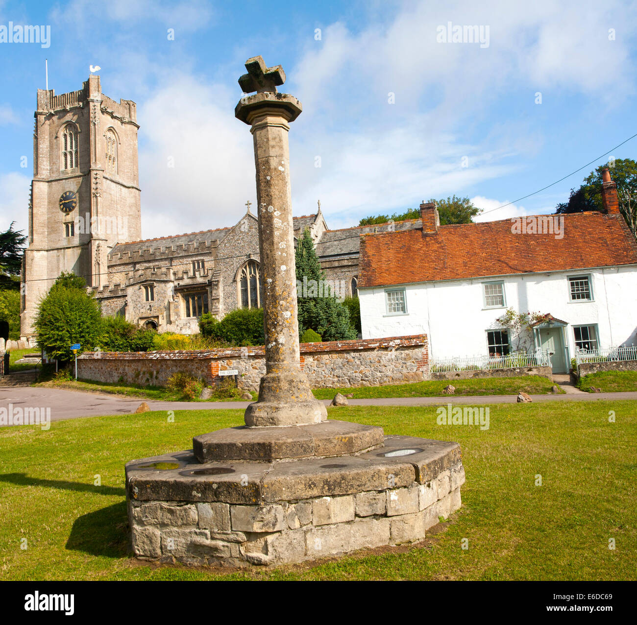 Chiesa di San Michele e il burro sulla croce il villaggio verde in Aldbourne, Wiltshire, Inghilterra Foto Stock