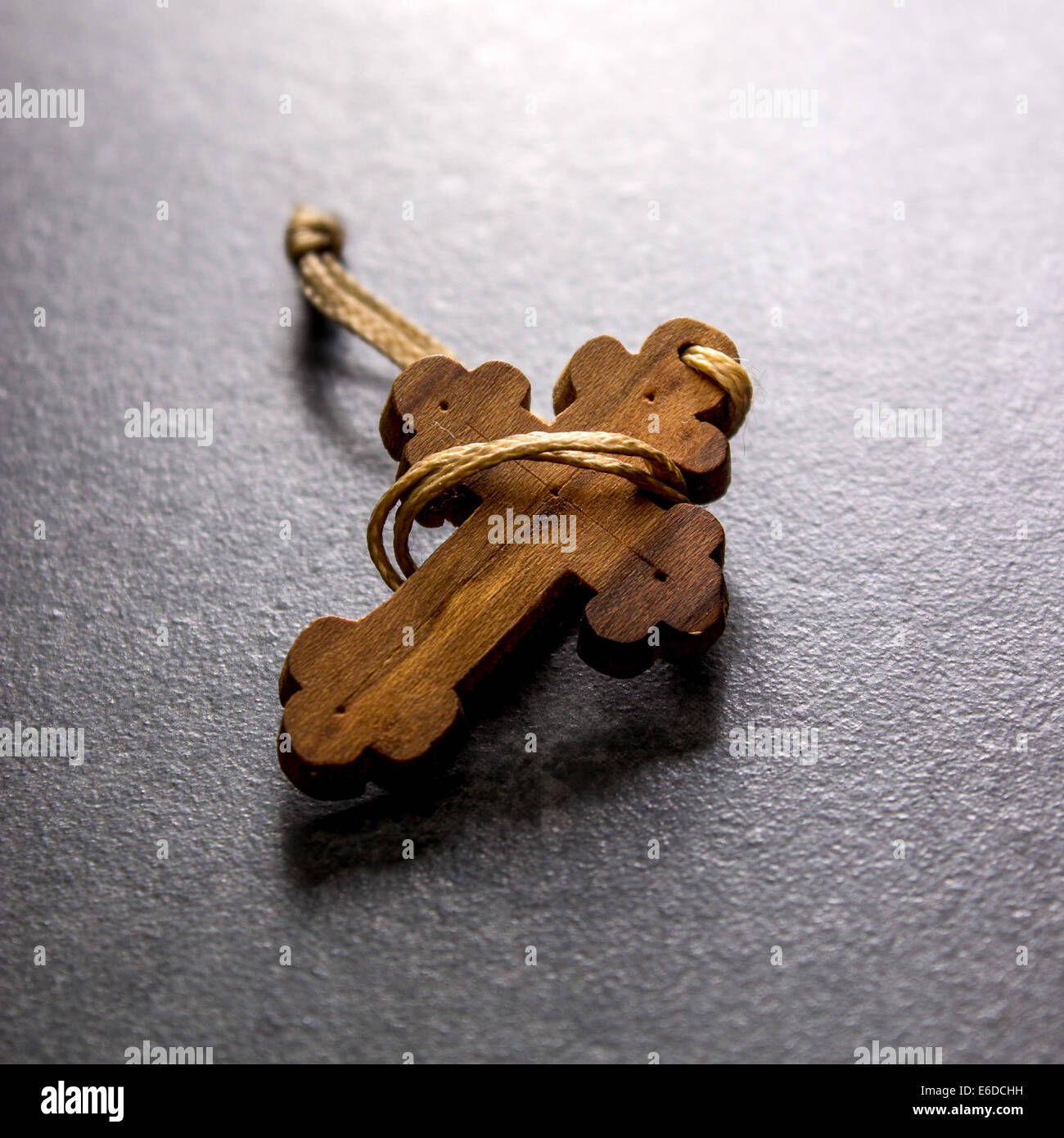 Croce di legno sul tavolo, close up foto Foto Stock