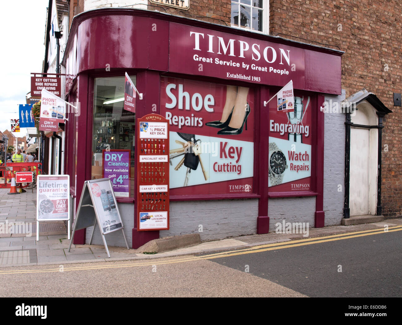 Timpson shoe repair e per il taglio di chiavi shop, Tewkesbury, Gloucestershire, Regno Unito Foto Stock