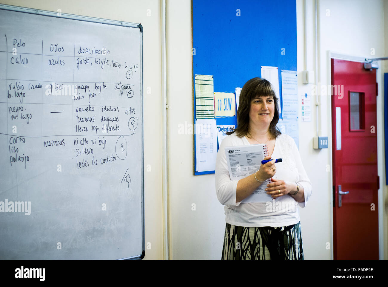 Donna che insegna spagnolo alla scuola secondaria nel Regno Unito Foto Stock