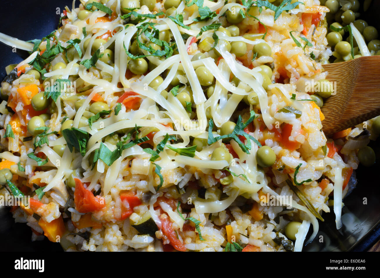 Risotto vegetariano con varietà di verdure e formaggi Foto Stock