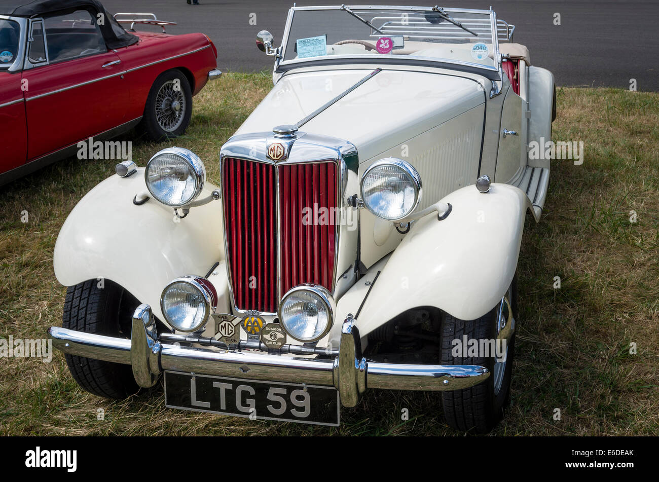 MG biposto aprire auto sportiva in un inglese visualizza Foto Stock