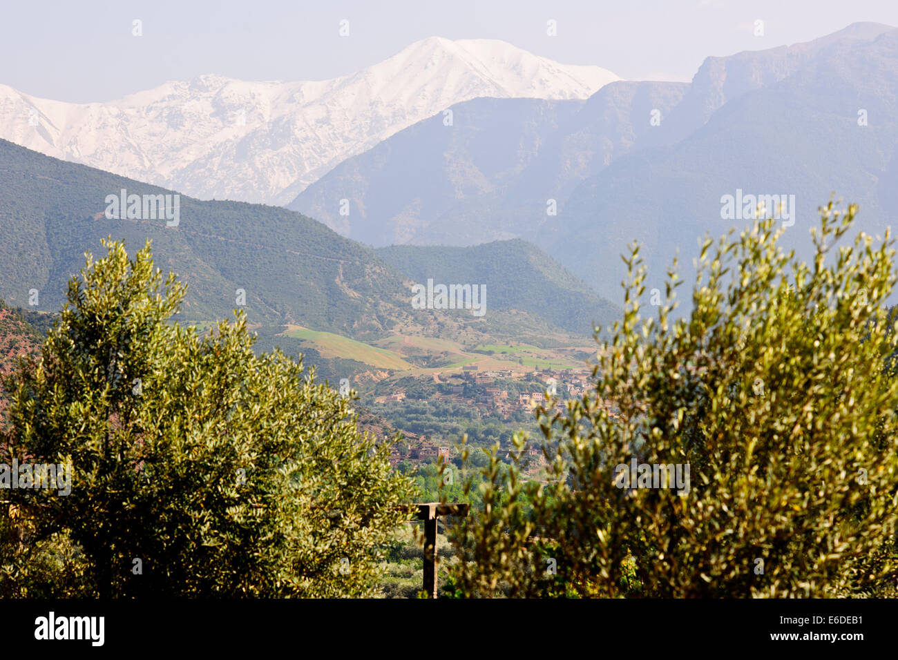 Ourika Valley & Kasbah Hotel,fresca aria di montagna,fertili valli verdi con Snow capped Alto Atlante Mountain Range,Villaggi,Marocco Foto Stock