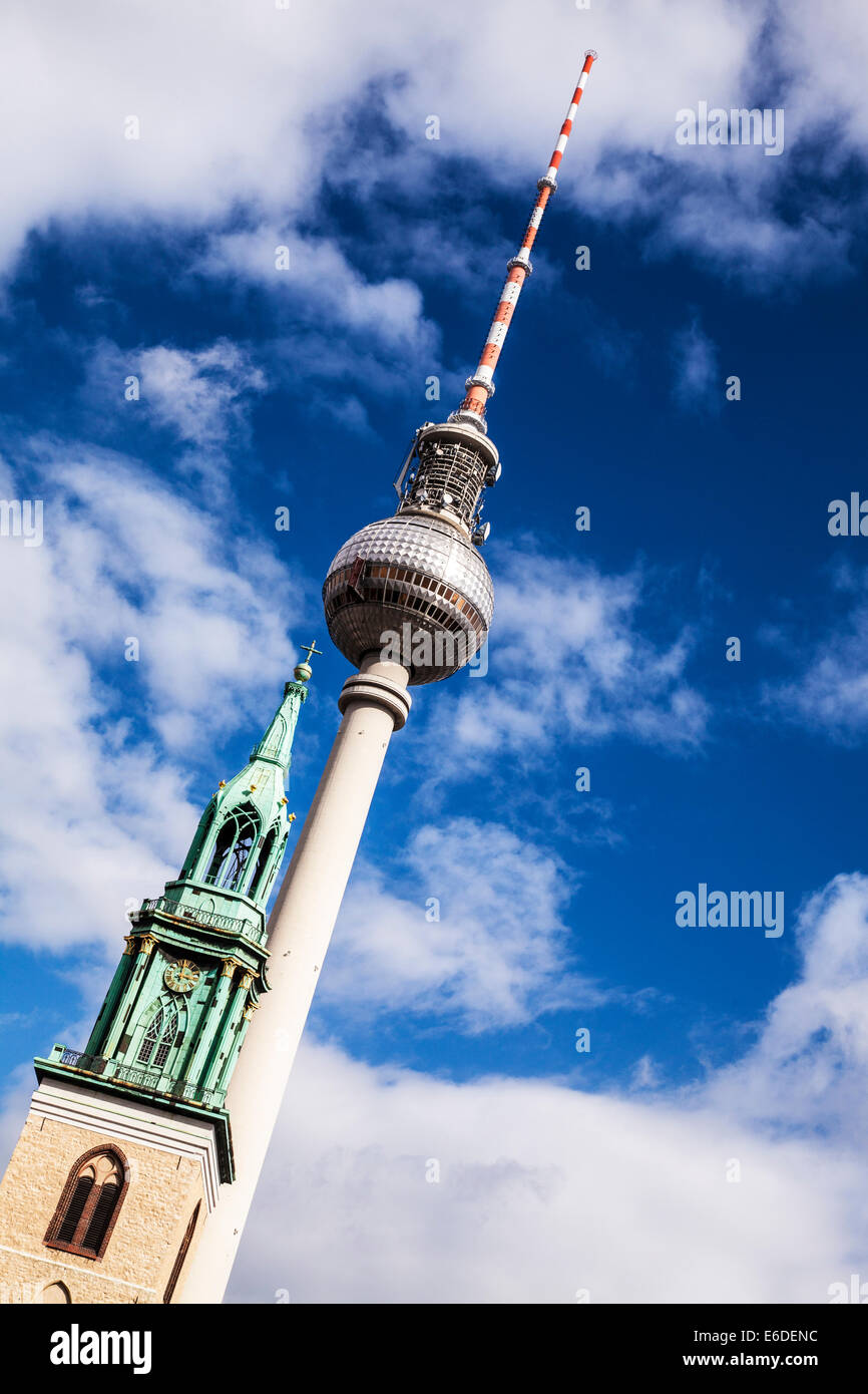 La Fernsehturm o la torre della televisione dietro la Marienkirche di Berlino, una giustapposizione di religione e scienza. Foto Stock