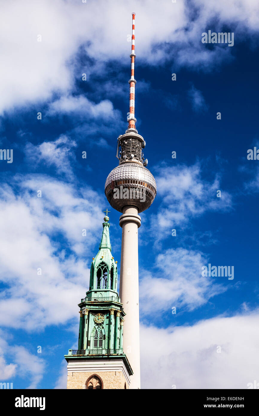 La Fernsehturm o la torre della televisione dietro la Marienkirche di Berlino, una giustapposizione di religione e scienza. Foto Stock