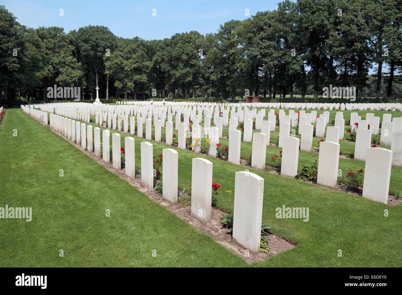 Vista attraverso la Arnhem Oosterbeek Cimitero di Guerra in Oosterbeek, nei pressi di Arnhem, Paesi Bassi. Foto Stock