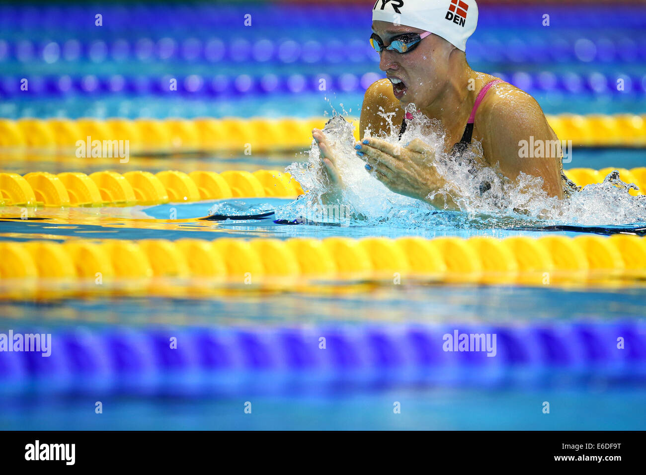 Berlino, Germania. 21 Ago, 2014. Rikke Moeller Pedersen della Danimarca compete in campo femminile 200m a rana eliminatorie in occasione della trentaduesima LEN European Swimming Championships 2014 presso il velodromo di Berlino, Germania, 21 agosto 2014. Foto: DAVID EBENER/DPA/Alamy Live News Foto Stock