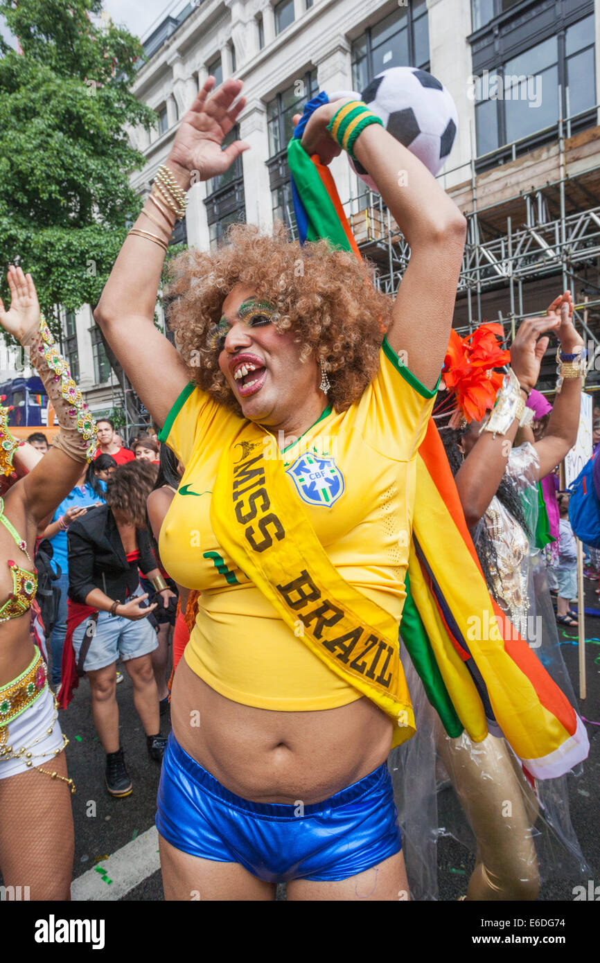 Uomo vestito come un carnevale brasiliano danzatrice presso la New York Gay  Pride Parade Foto stock - Alamy