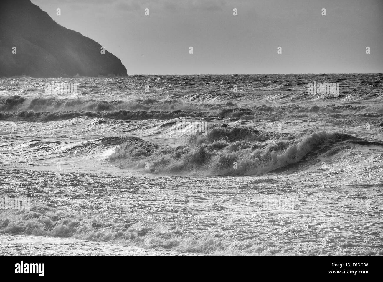Mari turbolenti risultato con una marea e un vento onshore a Porth Neigwl [Hell's bocca Bay] il Galles del Nord Foto Stock