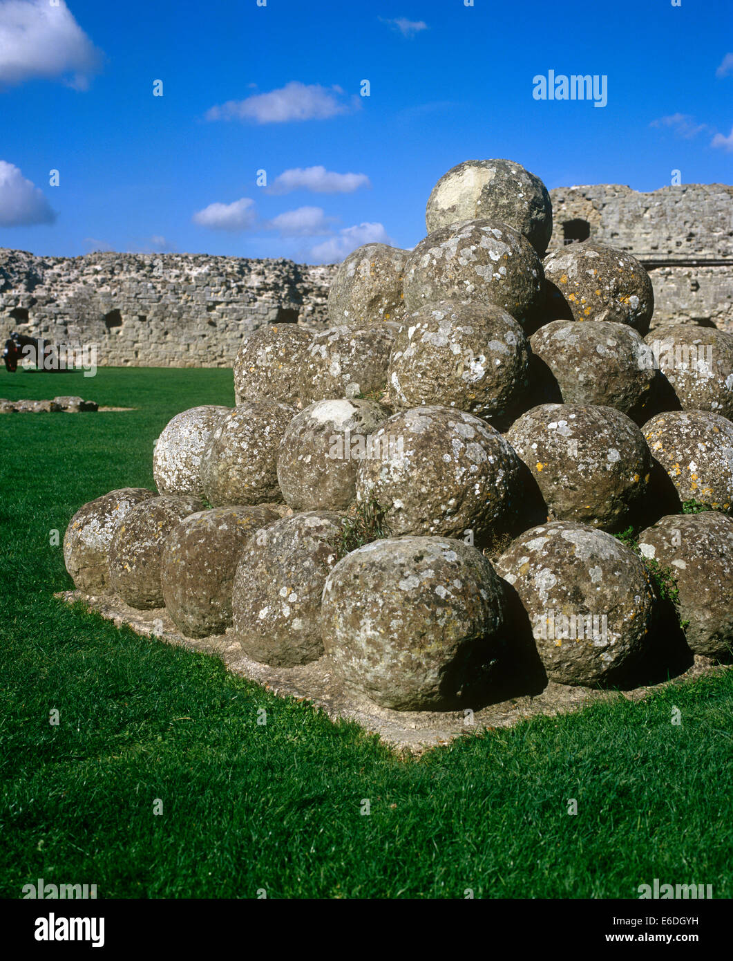 Le sfere di canon il Castello di Pevensey SUSSEX REGNO UNITO Foto Stock