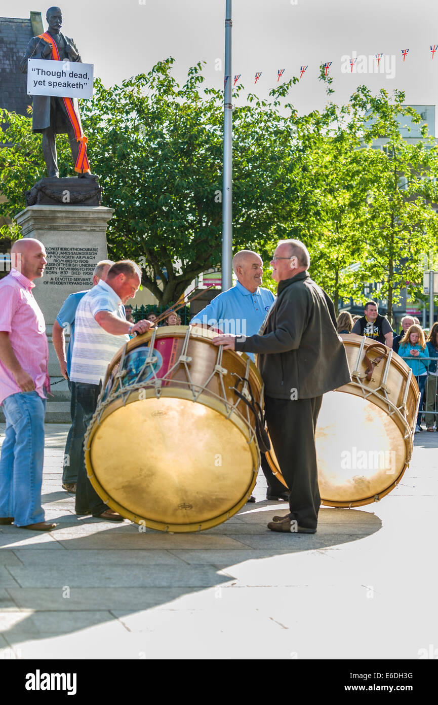 Due batteristi Lambeg davanti alla statua Saunderson in Portadown presso un Ulster Alleanza anniversario. Foto Stock