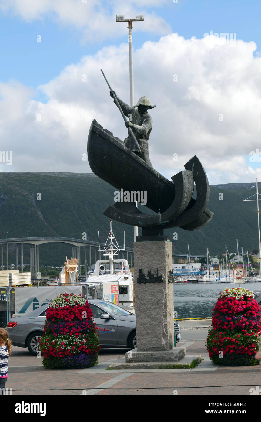 Statua comemmorating i morti in mare ofa 1905 disaster, tutti i pescatori hanno perso,essi provenivano da separare frazioni nr Tromso Foto Stock