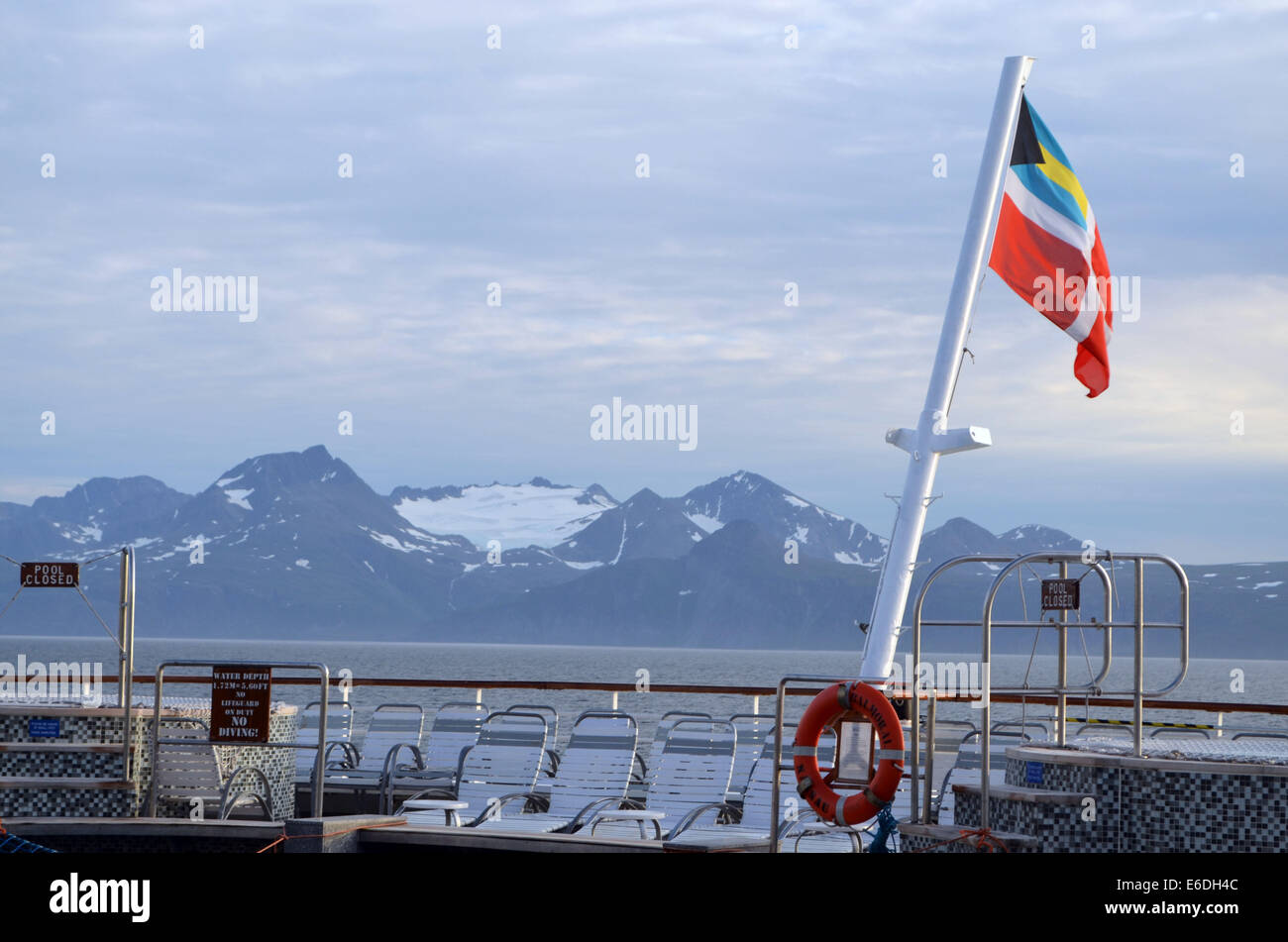 Il battello prosegue oltre le isole a nord di Tromso, viaggia attraverso la regione artica, la terra del sole di mezzanotte Foto Stock