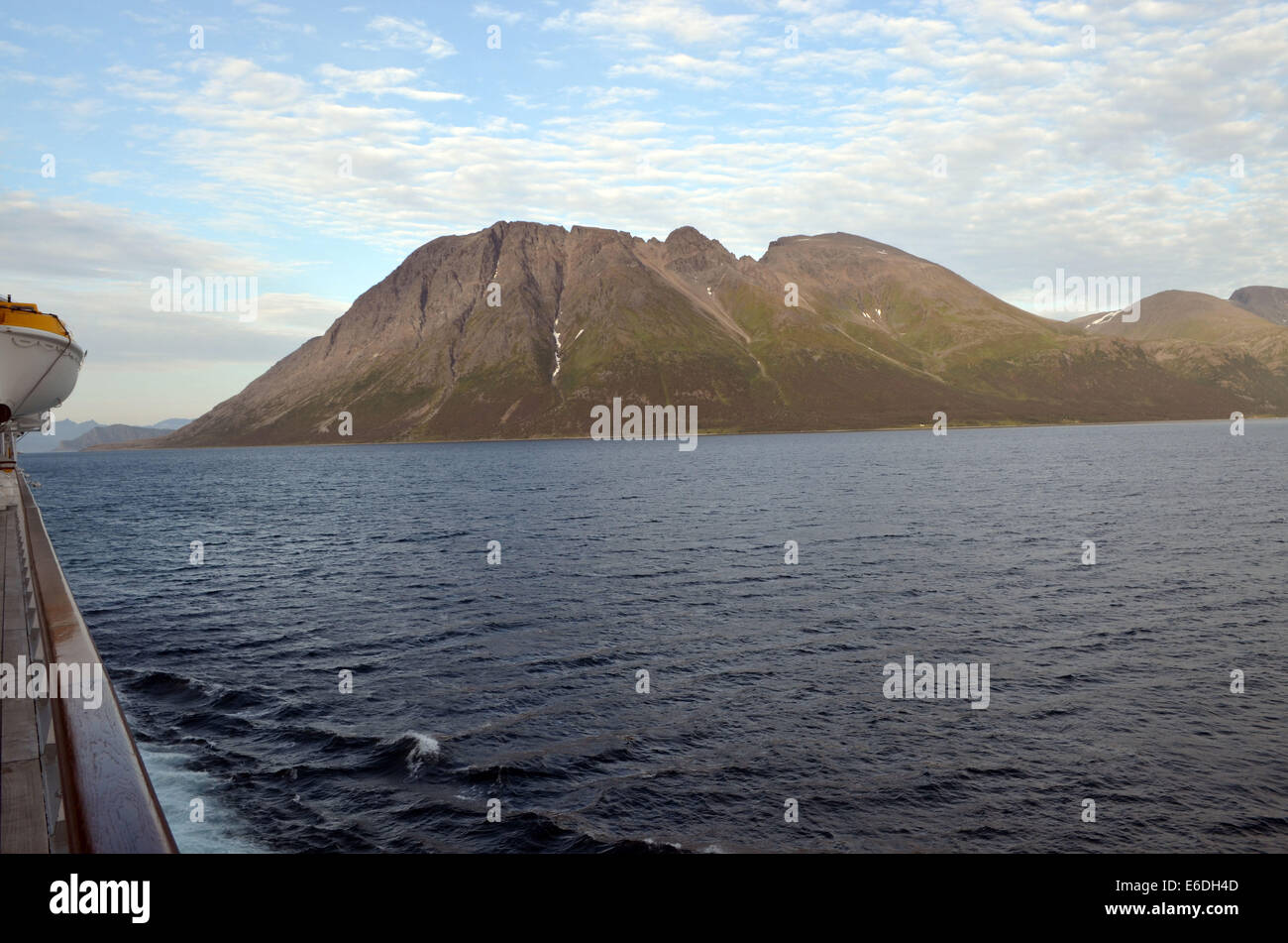 Il battello prosegue oltre le isole a nord di Tromso, viaggia attraverso la regione artica, la terra del sole di mezzanotte Foto Stock