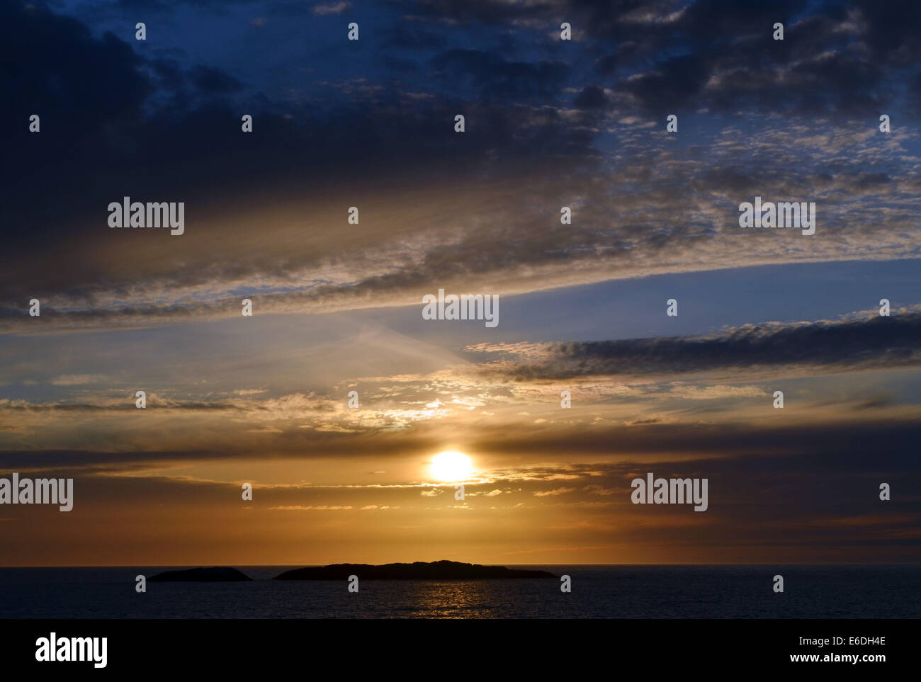 La terra del sole di mezzanotte a nord del Circolo Polare Artico dove in estate il sole non tramonta mai, remaning sopra l'orizzonte 24ore Foto Stock