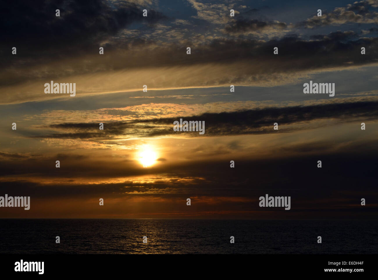 La terra del sole di mezzanotte a nord del Circolo Polare Artico dove in estate il sole non tramonta mai, remaning sopra l'orizzonte 24ore Foto Stock