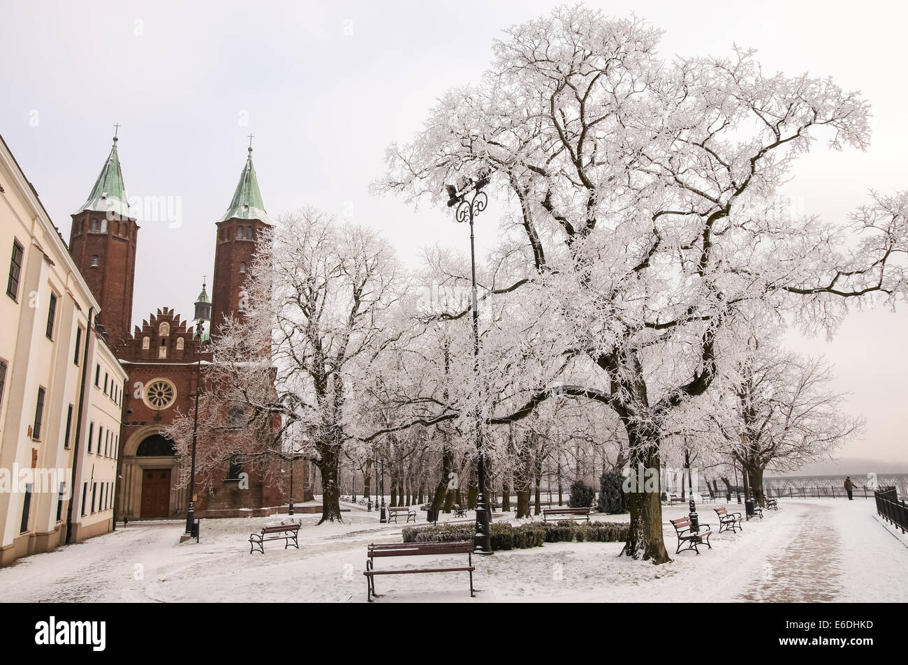 Paesaggio invernale in Plock Polonia. Il castello di Plock e Cattedrale sulla collina Tum. Foto Stock