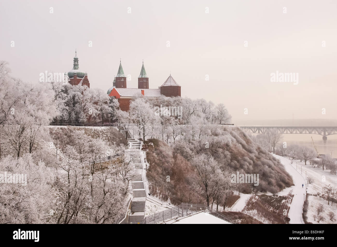 Paesaggio invernale in Plock Polonia. Il castello di Plock e Cattedrale sulla collina Tum. Foto Stock