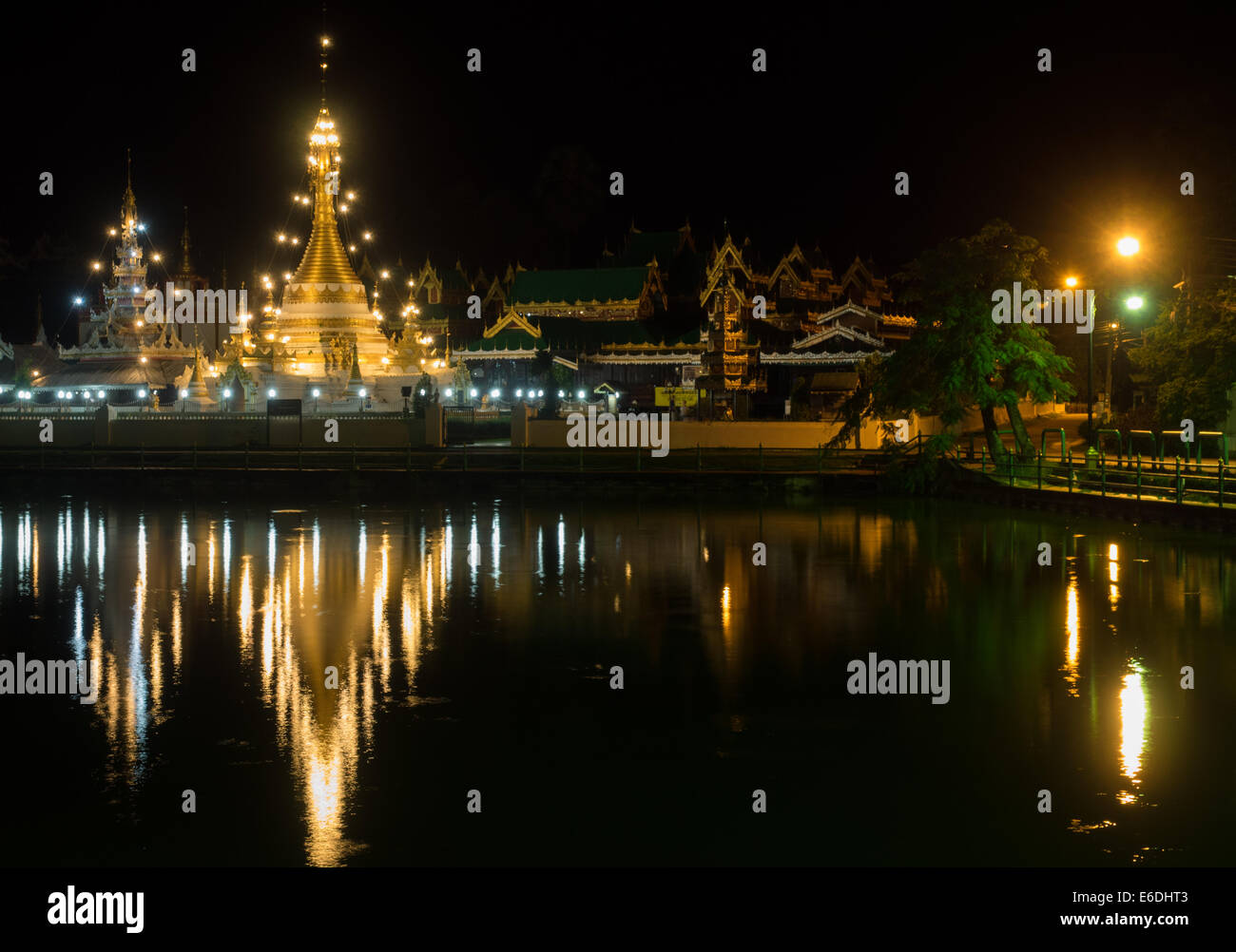 Wat Jong Klang, Mae Hong Song, Thailandia durante la notte Foto Stock