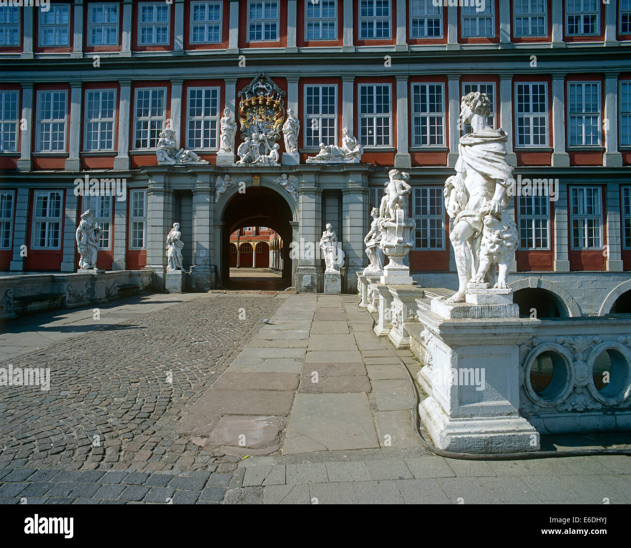 Sculture al di fuori di un castello Bassa Sassonia Oker Wolfenbüttel Germania Foto Stock