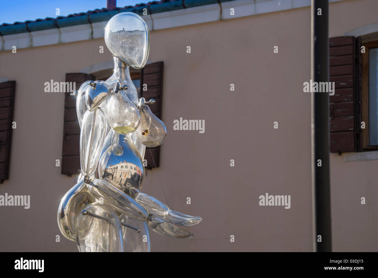Abstract femmina vetro veneziano street scultura nell' isola di Murano nella Laguna veneziana. Foto Stock