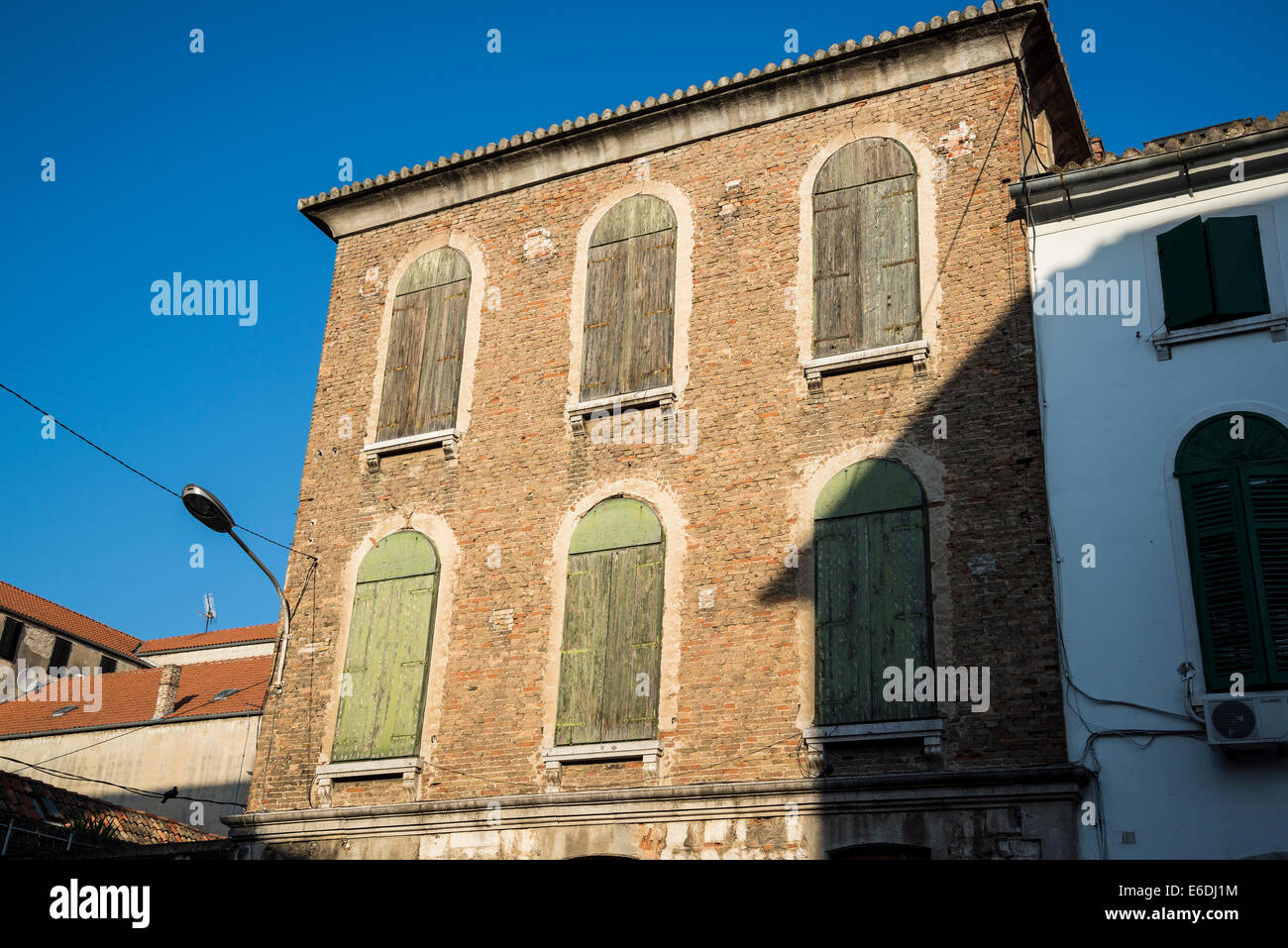 Il vecchio edificio adibito a magazzino, Split, Croazia Foto Stock