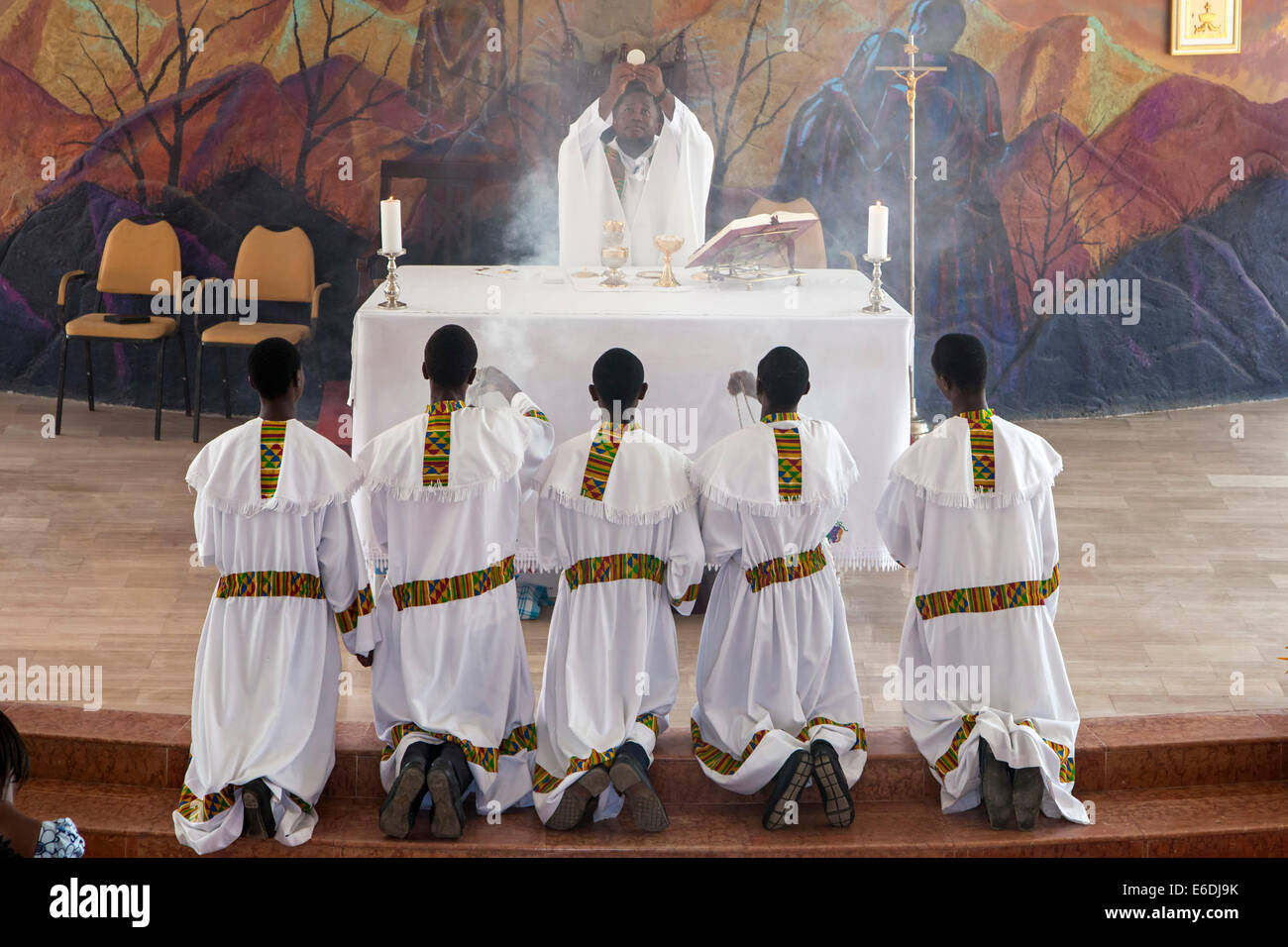 Consacrazione al servizio domenicale al St.James chiesa cattolica, Osu, Ghana, Africa Foto Stock