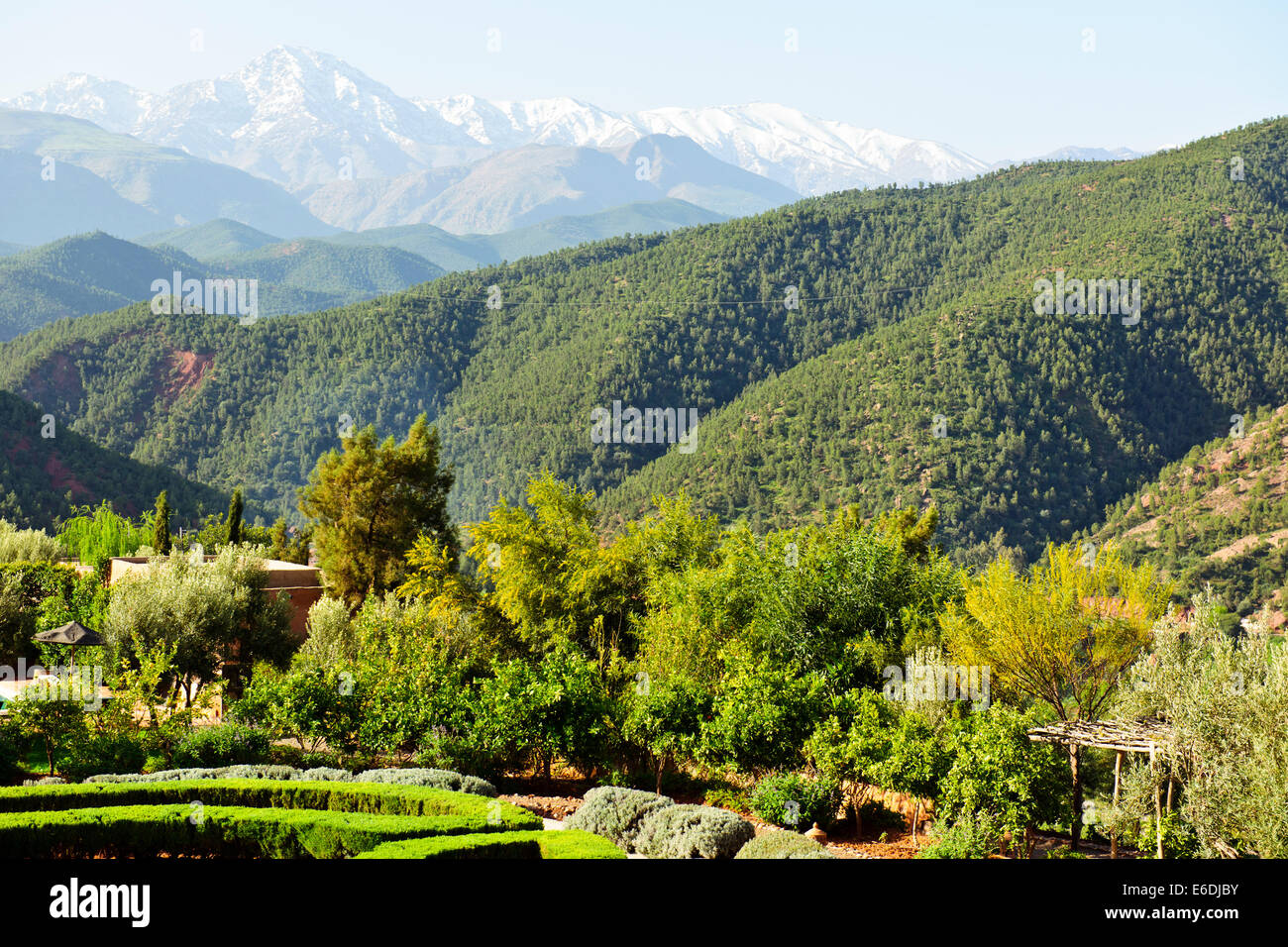 Ourika Valley & Kasbah Hotel,fresca aria di montagna,fertili valli verdi con Snow capped Alto Atlante Mountain Range,Villaggi,Marocco Foto Stock