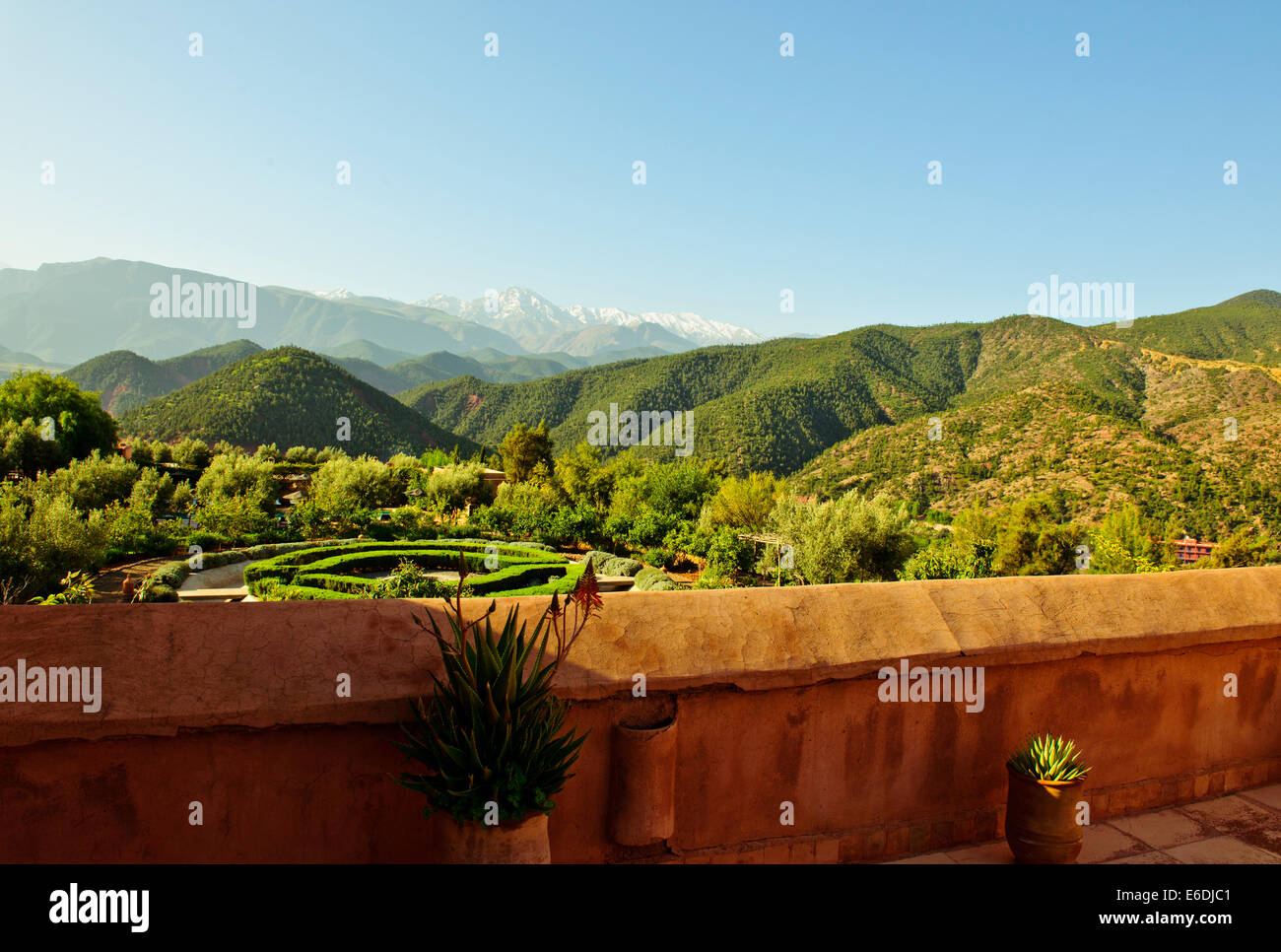 Ourika Valley & Kasbah Hotel,fresca aria di montagna,fertili valli verdi con Snow capped Alto Atlante Mountain Range,Villaggi,Marocco Foto Stock