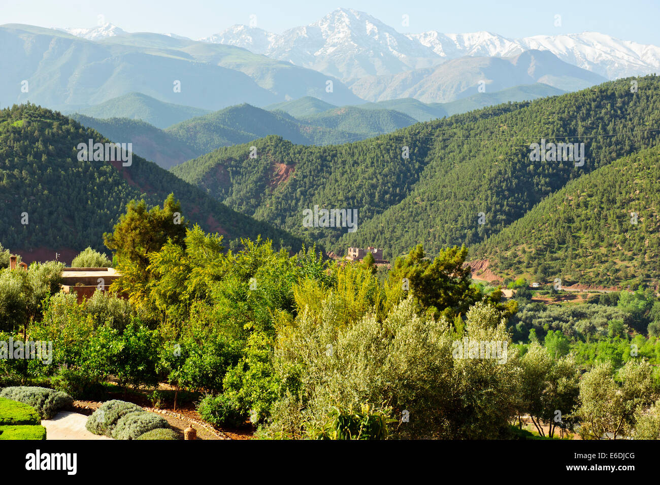 Ourika Valley & Kasbah Hotel,fresca aria di montagna,fertili valli verdi con Snow capped Alto Atlante Mountain Range,Villaggi,Marocco Foto Stock