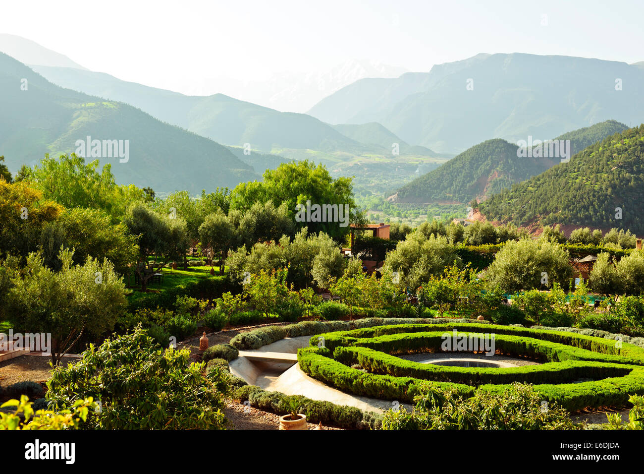 Ourika Valley & Kasbah Hotel,fresca aria di montagna,fertili valli verdi con Snow capped Alto Atlante Mountain Range,Villaggi,Marocco Foto Stock