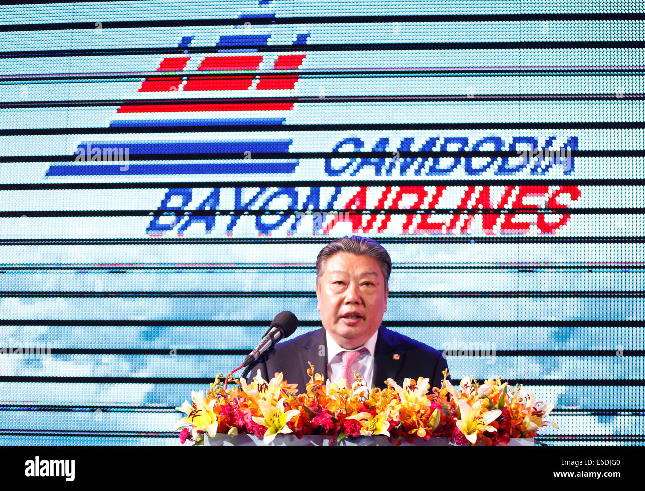 Phnom Penh Cambogia. 21 Ago, 2014. Lin Zuoming, presidente dell'industria dell'aviazione Corporation di Cina, parla su la cerimonia lauching in Phnom Penh Cambogia, Agosto 21, 2014. Cambogia Bayon Airlines, che è una consociata interamente di proprietà dell'industria dell'aviazione Corporation di Cina (AVIC), è stato stabilito in Cambogia il giovedì e i primi voli inizierà entro la fine di quest'anno, hanno detto i funzionari. © Sovannara/Xinhua/Alamy Live News Foto Stock