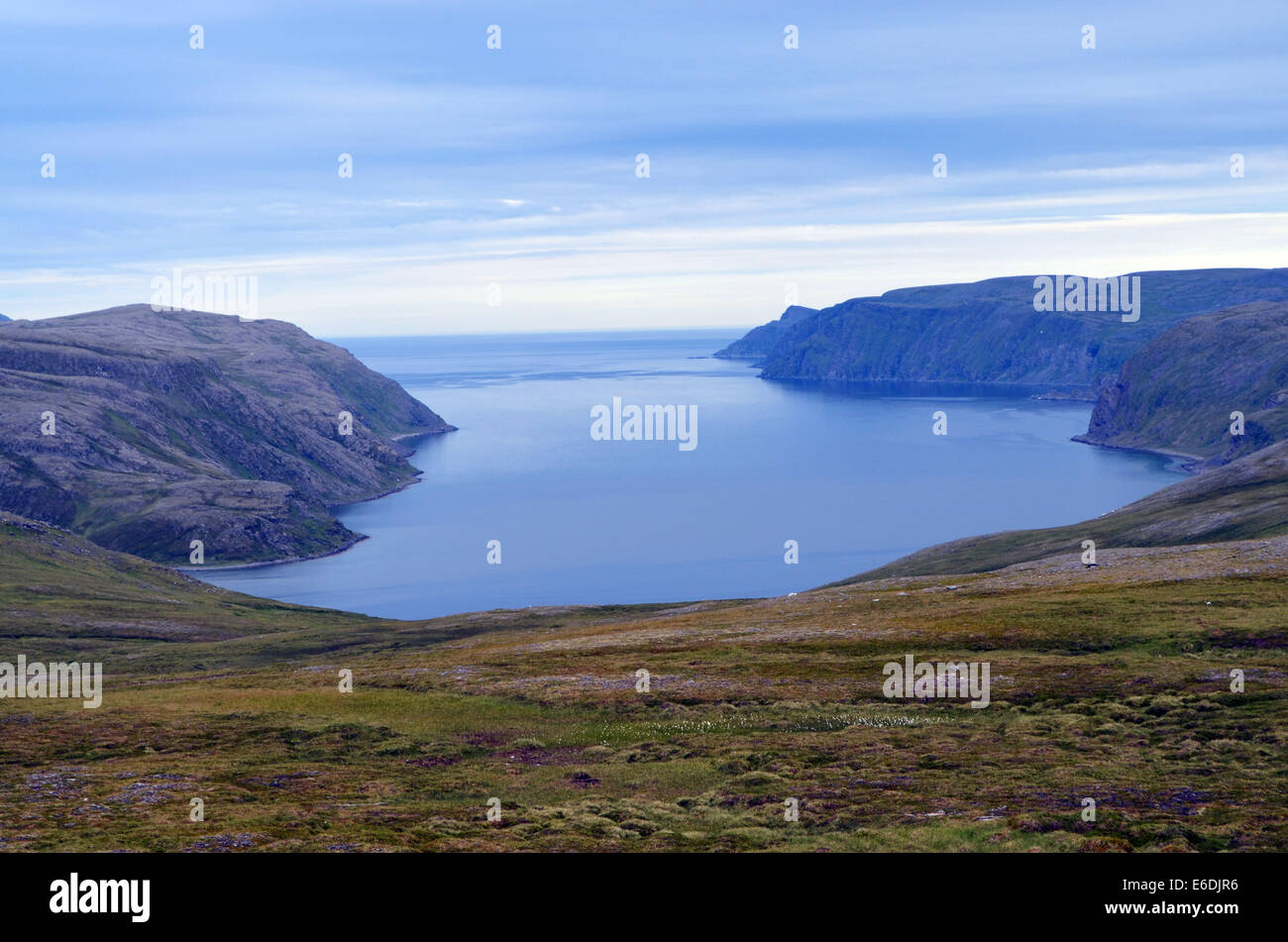 Le colline e la campagna attorno a Tromso. Ciò che appare come un grande lago è in realtà il mare. Foto Stock