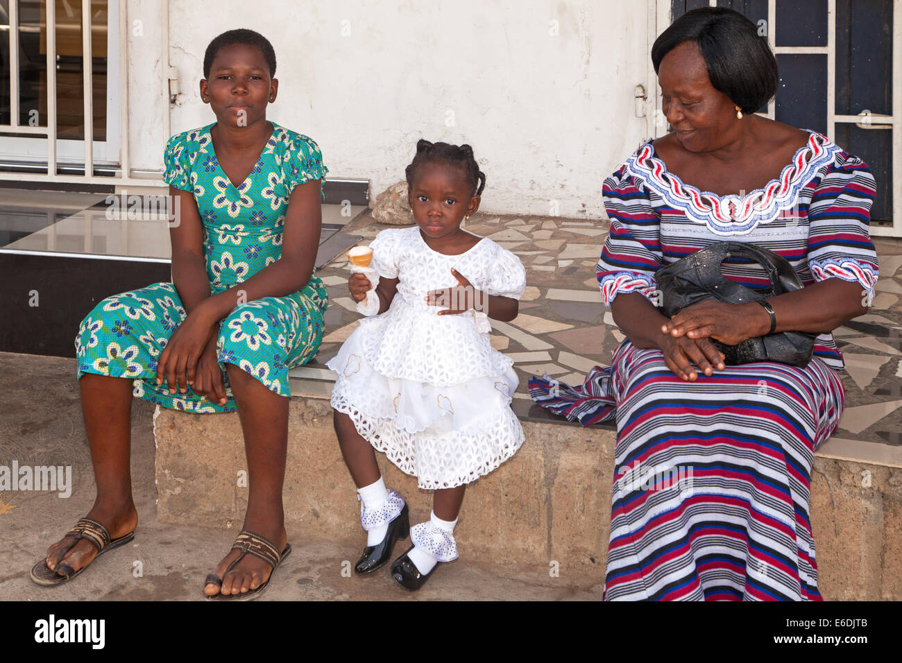 La madre e le figlie dopo la domenica di servizio, Osu, Accra, Ghana, Africa Foto Stock