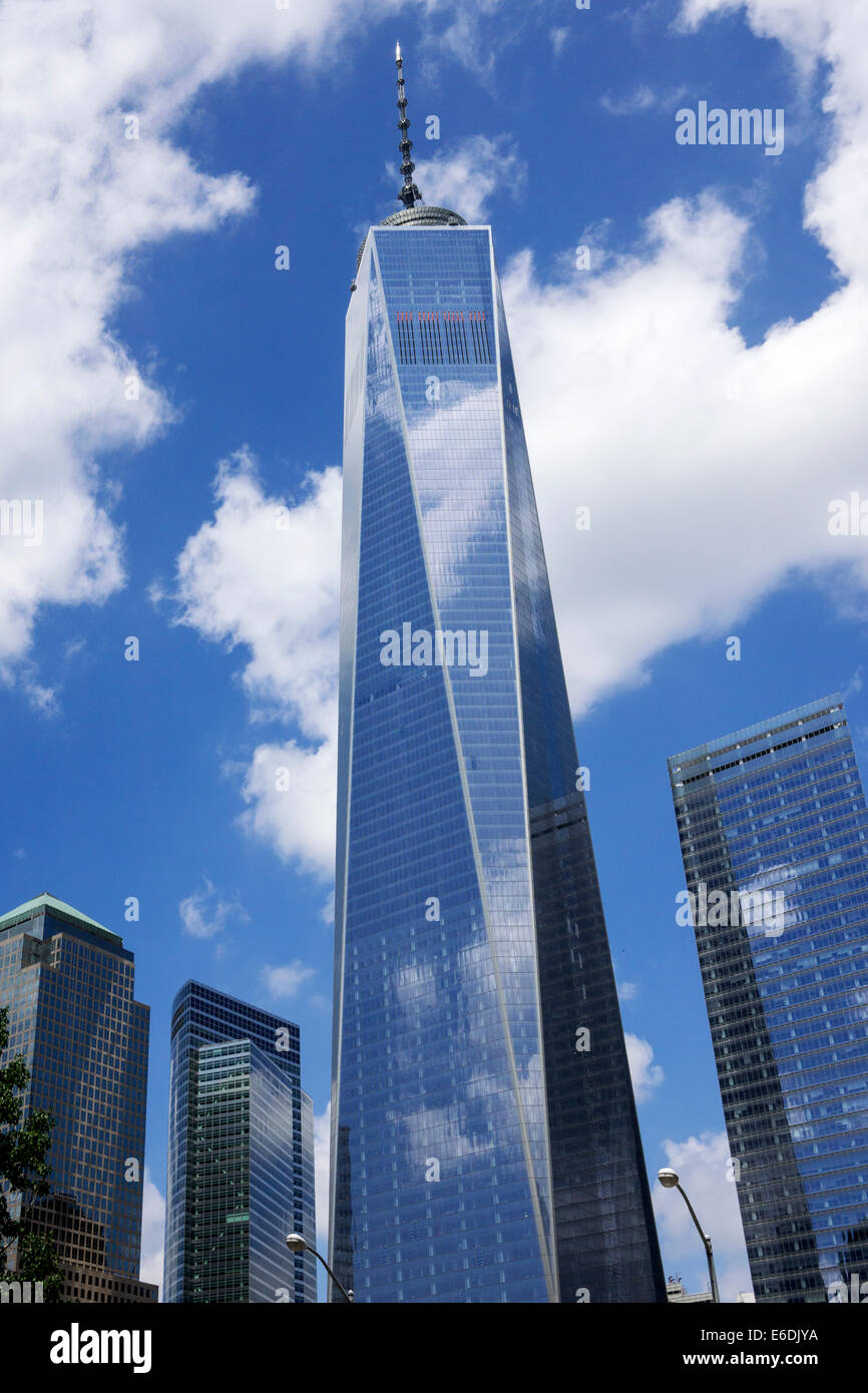 Freedom Tower, One World Trade Center di New York, NY, grattacielo a NY financial district, la parte inferiore di Manhattan, sotto sunny blue sky. Foto Stock