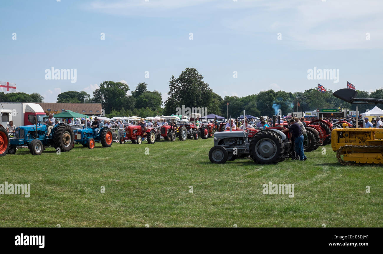 I trattori in coda per entrare in arena a mostrare la massa per Cambridgeshire Rally di vapore e Country Fair in Inghilterra Foto Stock