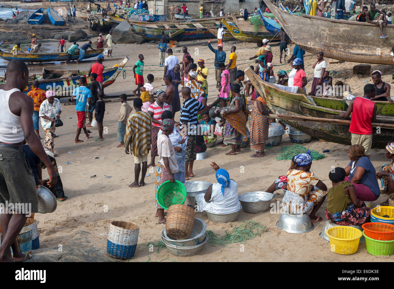 Persone a Winneba, villaggio di pescatori affacciato sul Golfo di Guinea, nei pressi di Accra, Ghana, Africa Foto Stock