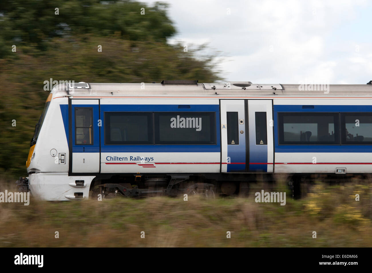 Chiltern Railways treno, vista laterale in velocità, Northamptonshire, Regno Unito Foto Stock