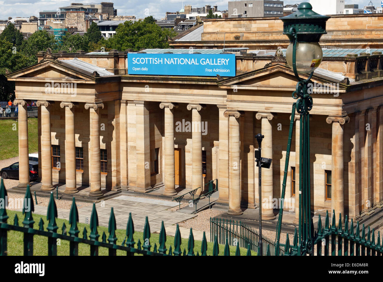 La Scottish National Gallery sulla Montagnola visto da sud nel centro di Edimburgo, Scozia, Regno Unito Foto Stock