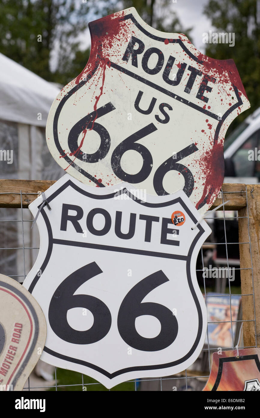 Route 66 segni per la vendita a tutti i classici American car show in Inghilterra Foto Stock