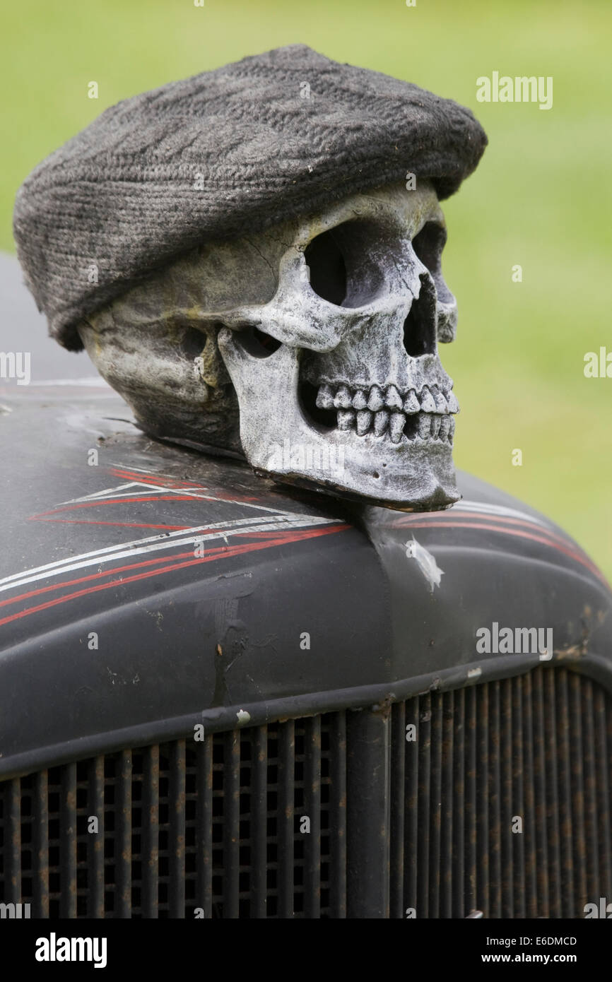 Il cranio con un tappo sul cofano del veicolo ornamento Foto Stock