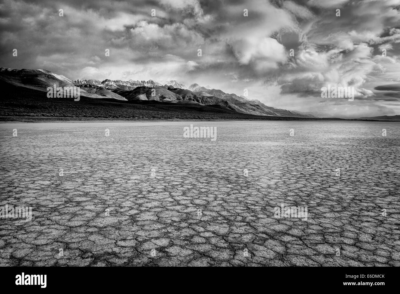 Deserto Alvord e Steens Mountain con nuvole temporalesche. Harney County, Oregon Foto Stock