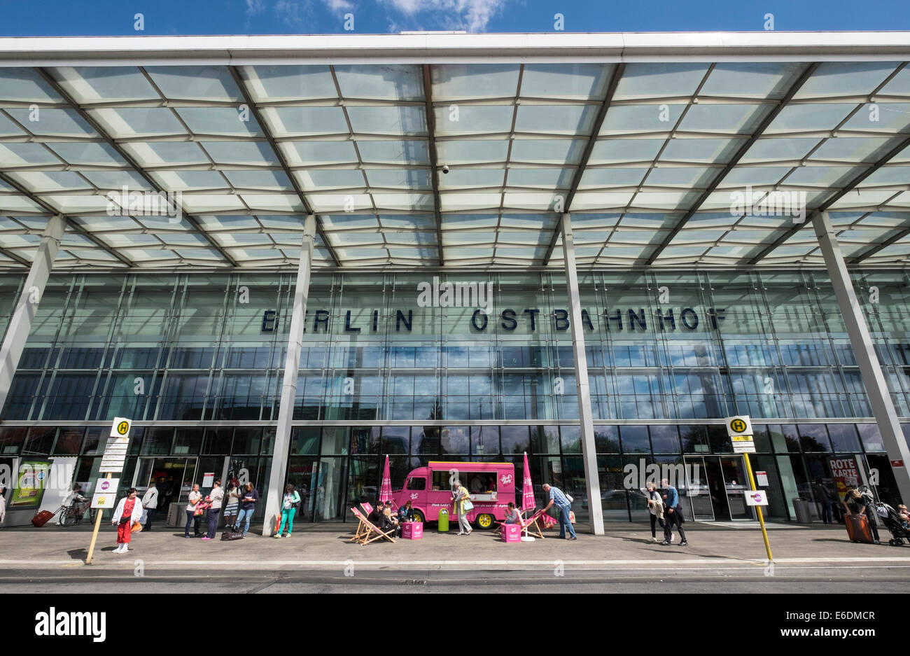 Esterno della stazione ferroviaria Ostbahnhof a Friedrichshain Berlino Germania Foto Stock