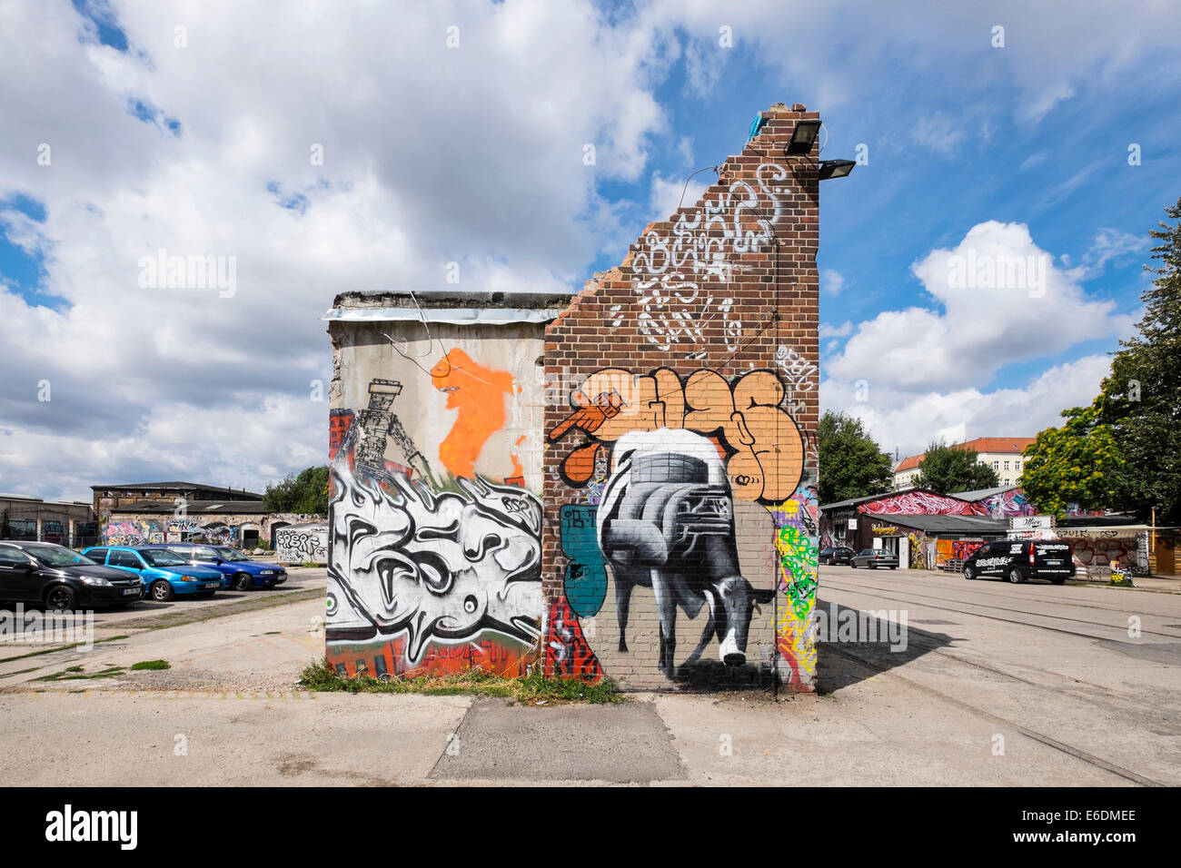 Arte di strada tra edifici abbandonati nelle aree urbane Spree cultura bohemien quartiere sulla "Clubbing Mile ' su Revaler Street in Friedri Foto Stock