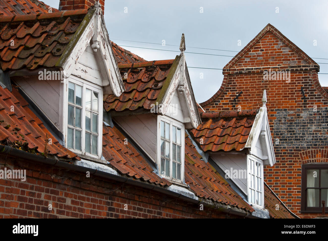 Antico casolare finestre dormer Foto Stock