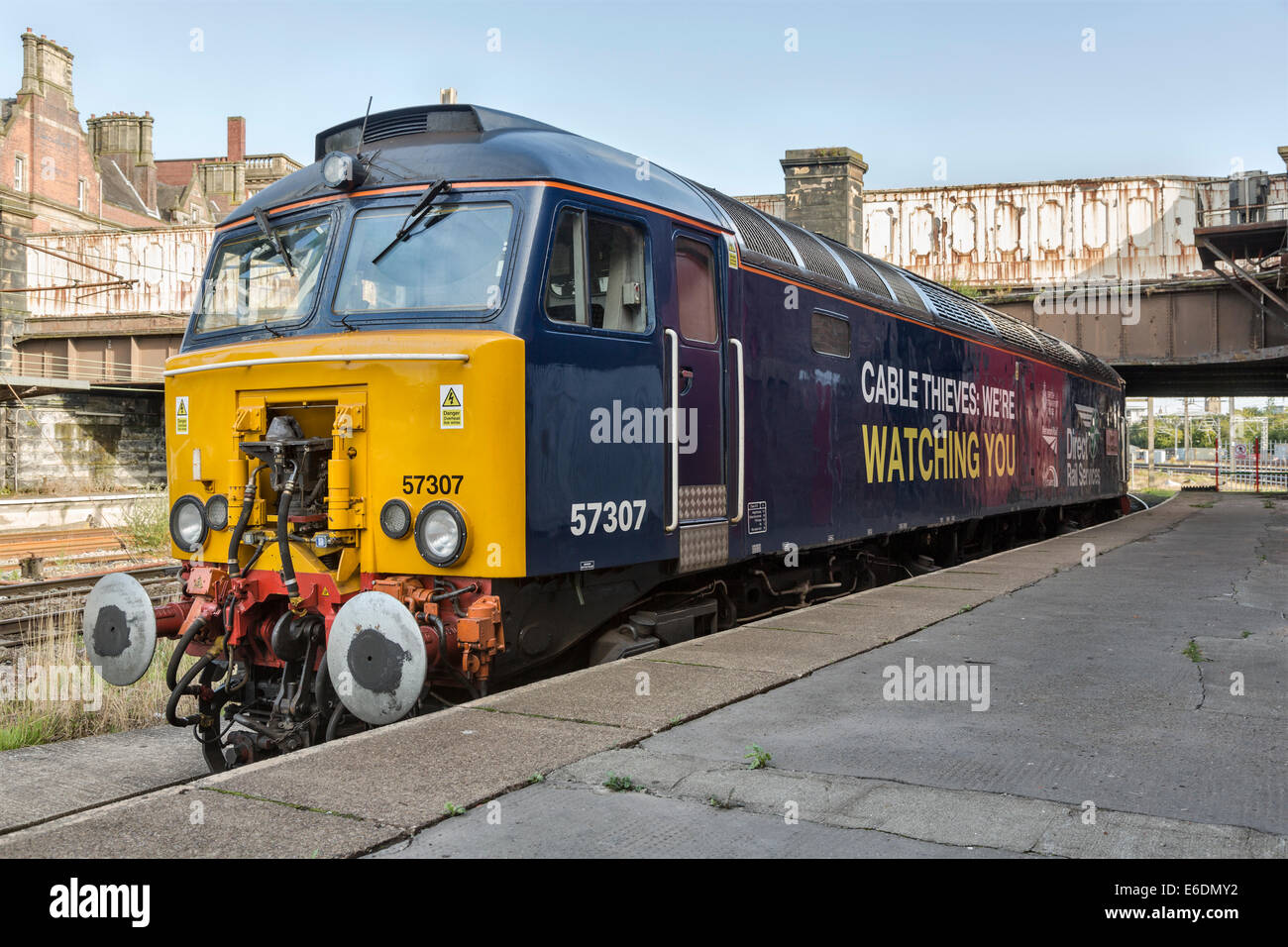 Direct Rail Services Class 57 Diesel con 'Cavo ladri che stiamo guardando lei' slogan Foto Stock
