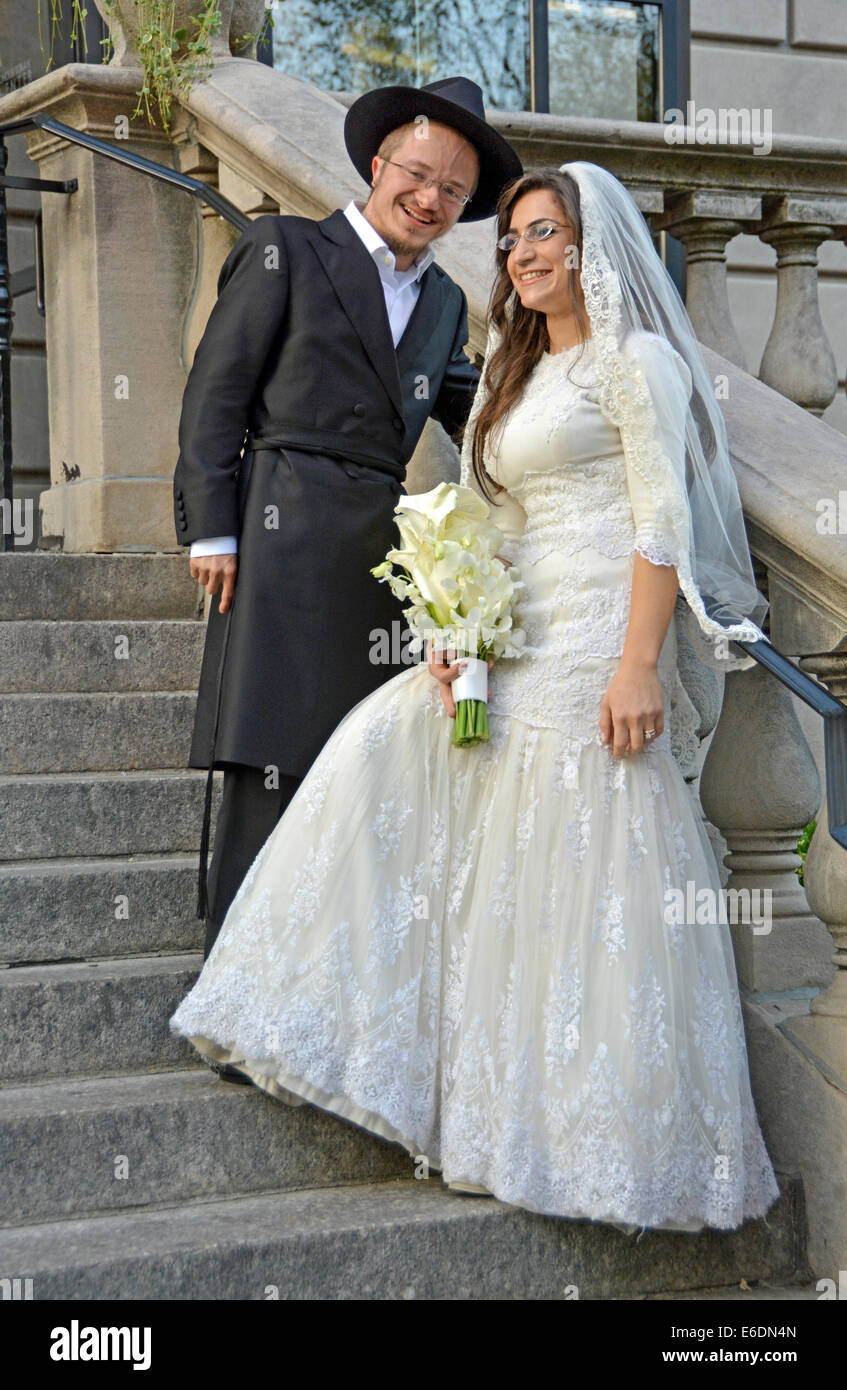 Poste formale ritratto di una sposa e lo sposo subito dopo il loro ebrea ortodossa cerimonia di nozze di Brooklyn, New York Foto Stock